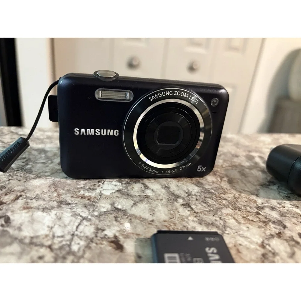 Samsung‎ SL605 12.2MP Black Digital Camera W/Battery, Charging Cable+SD VGUC